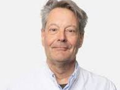 Dr. Maurits van der Veen, cardioloog zal o.a. stilstaan bij de manier waarop het gesprek over roken en stoppen-met-roken voor u als arts en voor uw cliënt makkelijk en effectief gemaakt kan worden.